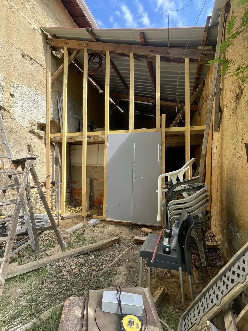 L'ossature en bois montée avec la porte en place.
