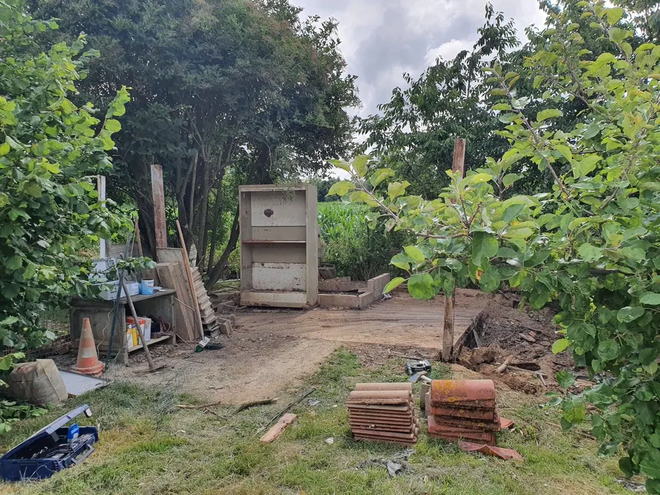 Démolition de la cabane et terrain dégagé.