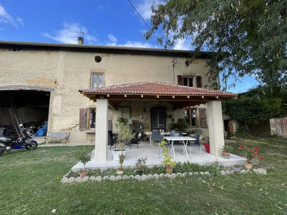 L'auvent terminé : toit en tuiles sur piliers, au-dessus de la terrasse béton.