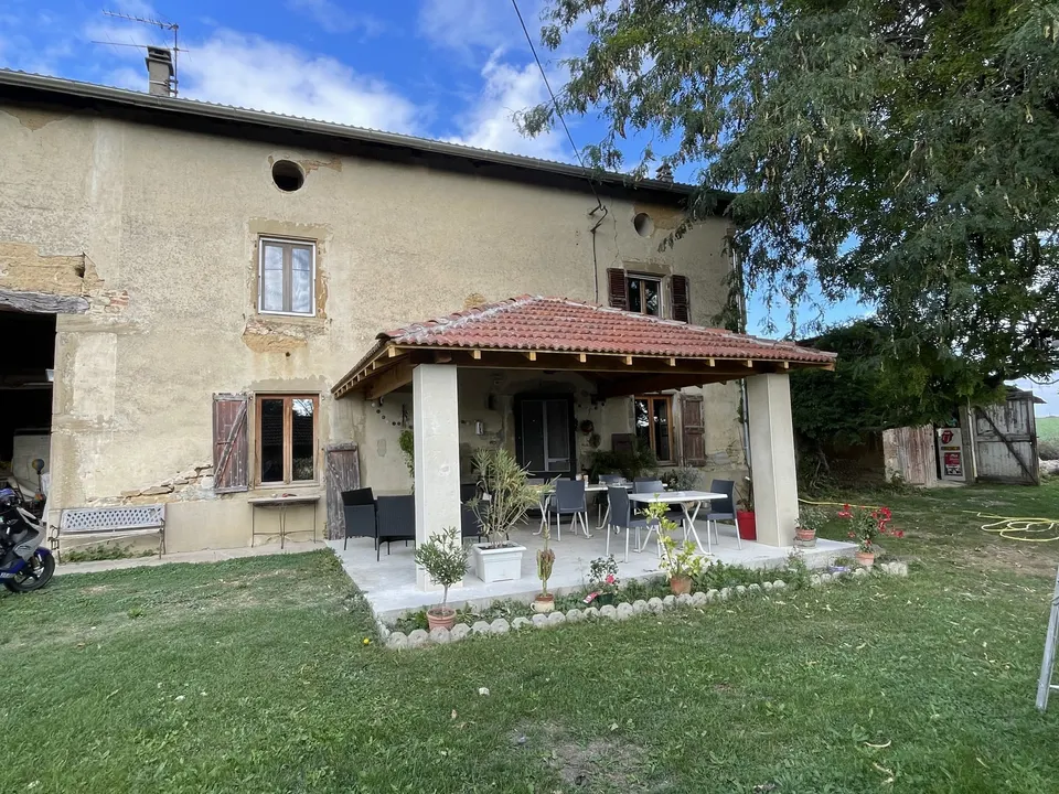 Toiture en tuiles posée sur l'auvent, au-dessus de la terrasse meublée.