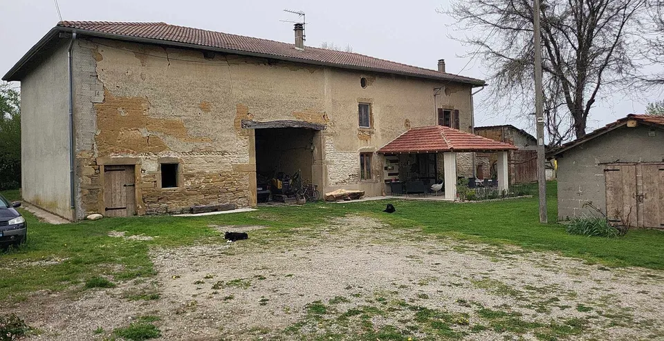 Vue d'ensemble de la façade avec l'auvent couvert de tuiles.