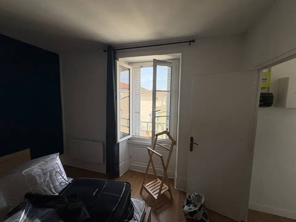 Avant les travaux : la chambre, avec son mur peint en bleu foncé.