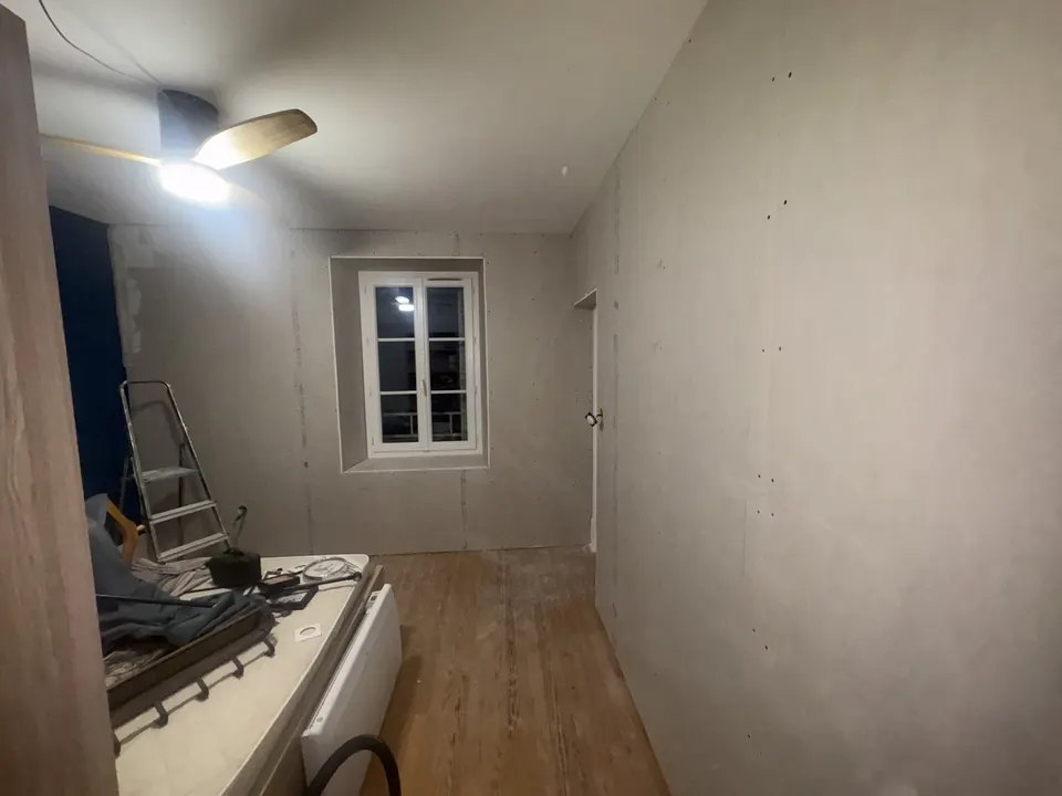 Les murs en plaques de plâtre brutes avant les enduits de finition.