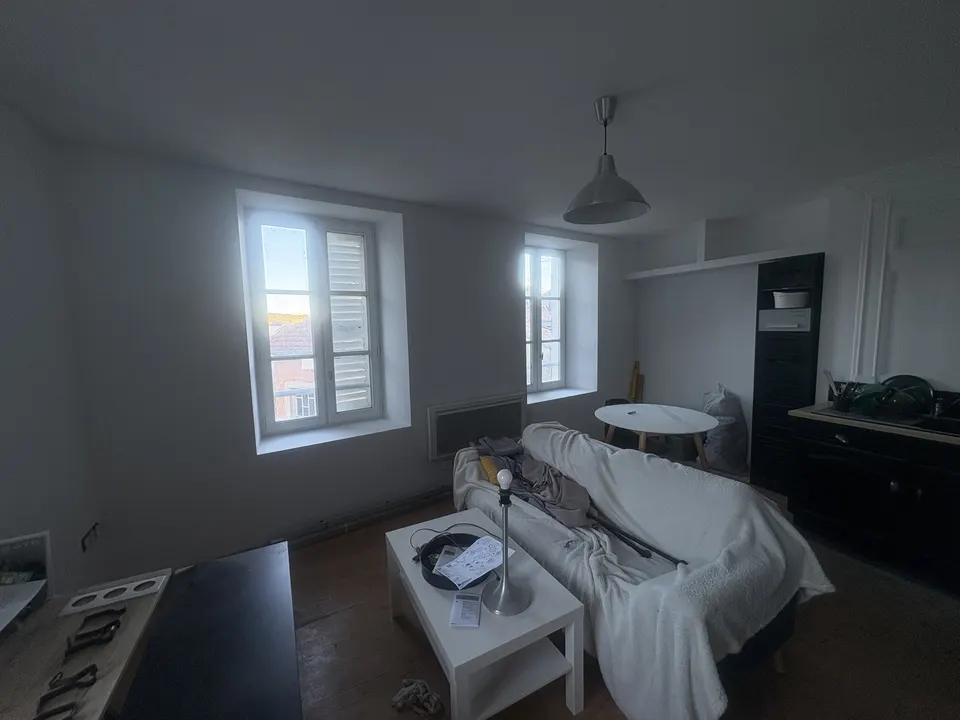 Le séjour en cours de finition : murs clairs, mobilier encore en place.