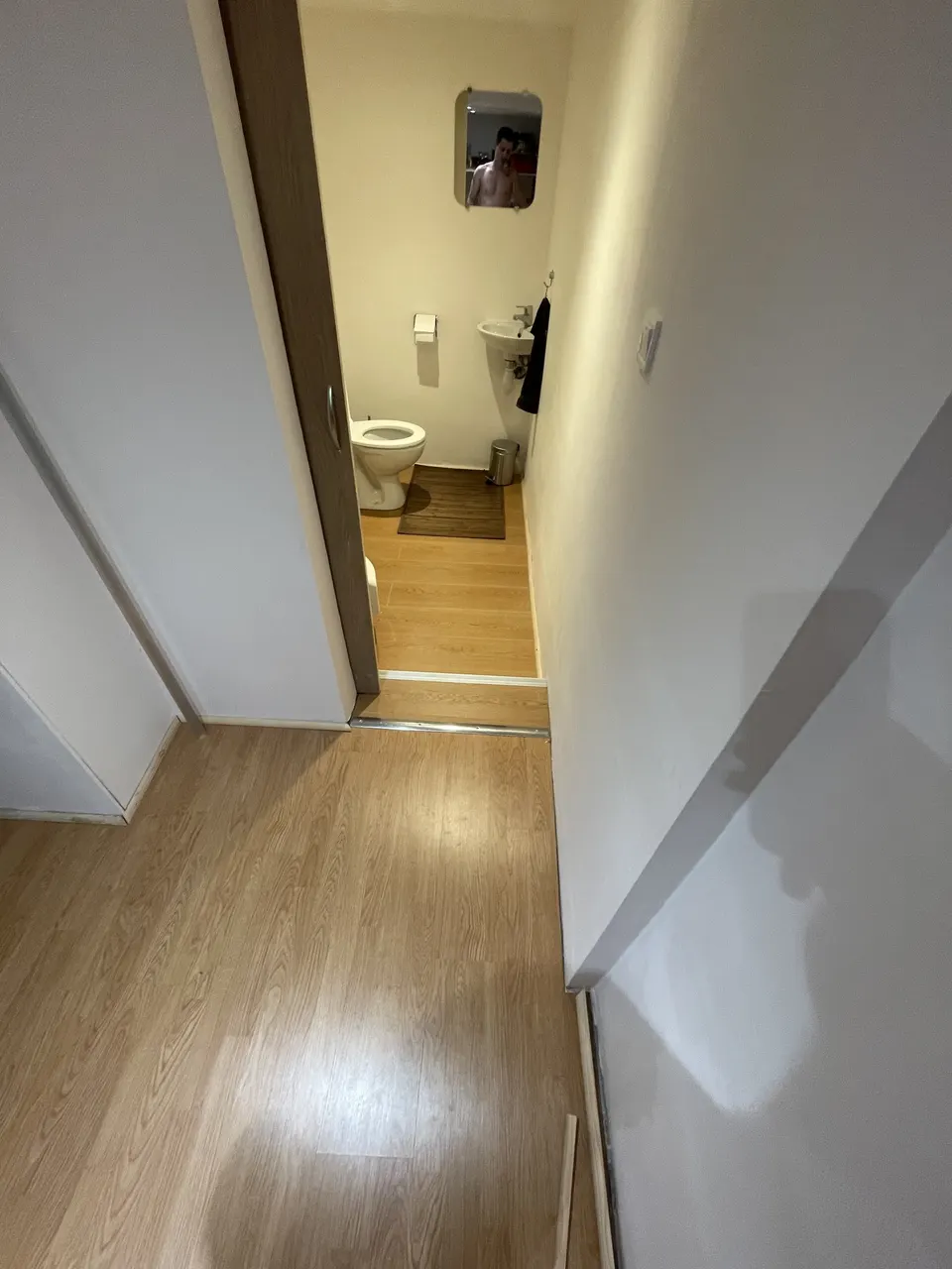Vue du couloir vers les toilettes, parquet stratifié posé