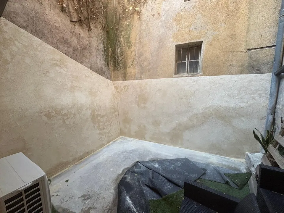 Le soubassement des murs est crépi, le sol en béton est partiellement protégé.