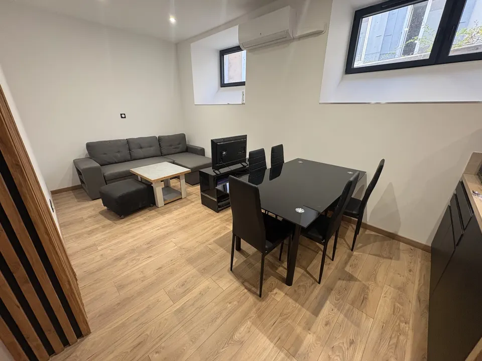 Séjour terminé : parquet stratifié, meublé avec canapé et table à manger.
