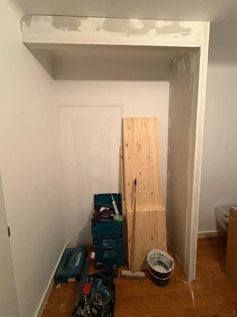 Niche en placo avant le montage, avec les éléments en pin prêts à poser.