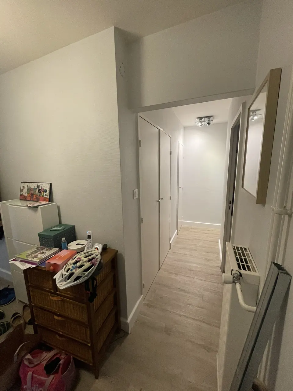 Le couloir avant travaux, avec ses anciens placards aux portes blanches.