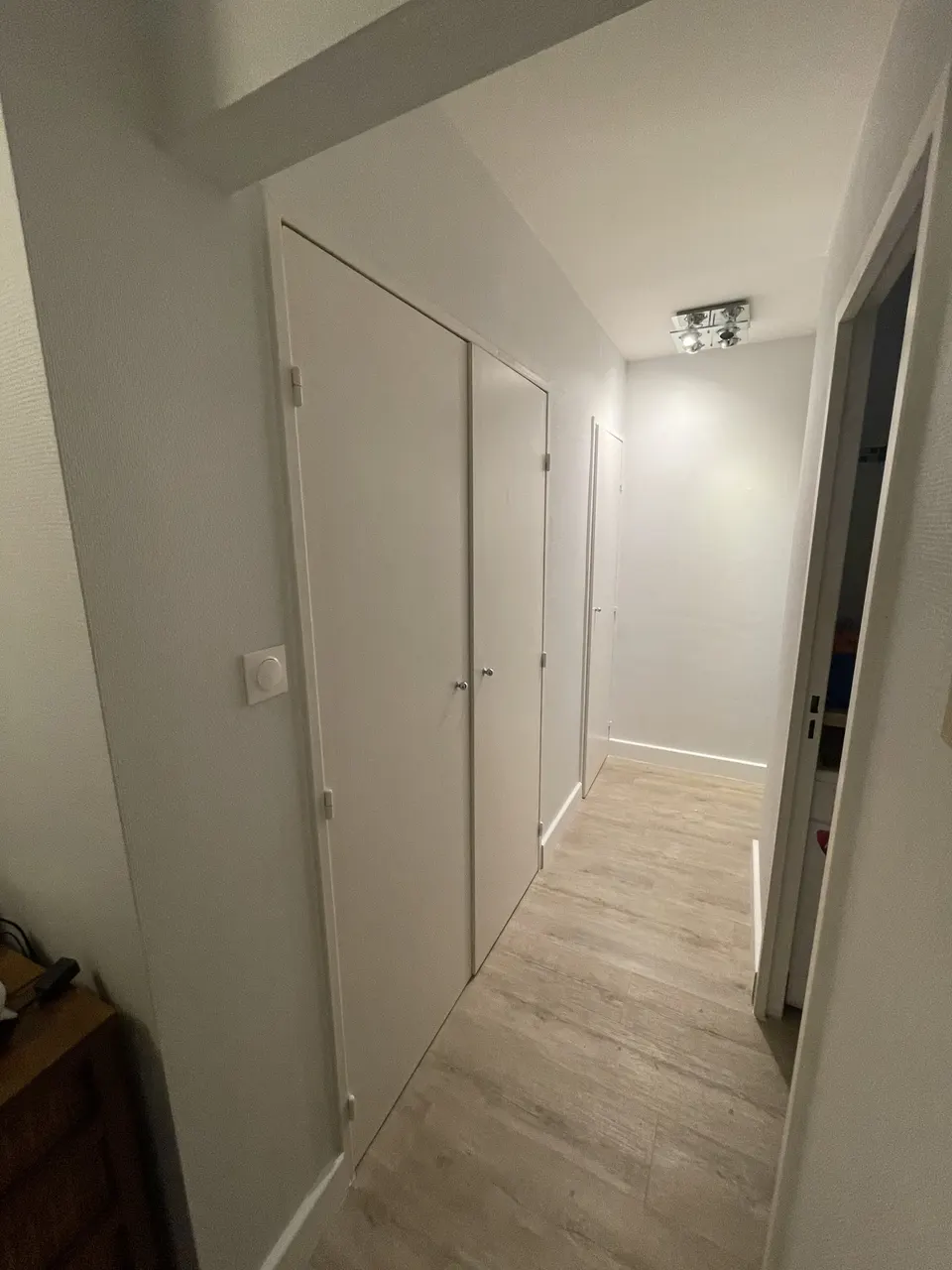 Vue du couloir vers l'entrée avant la création des placards sur mesure.