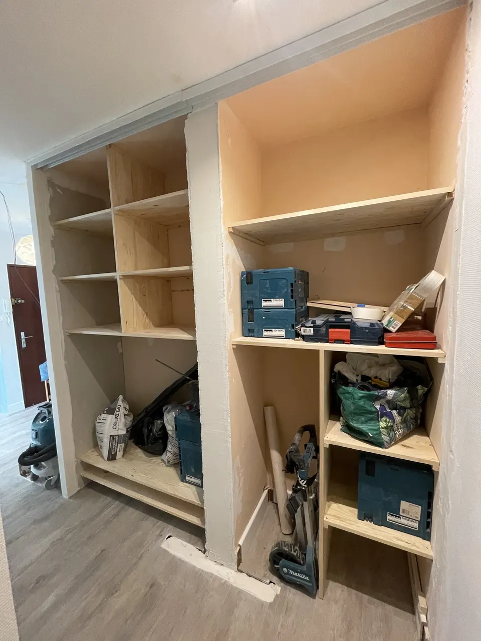 Premiers caissons et étagères en bois montés dans les deux niches du couloir.