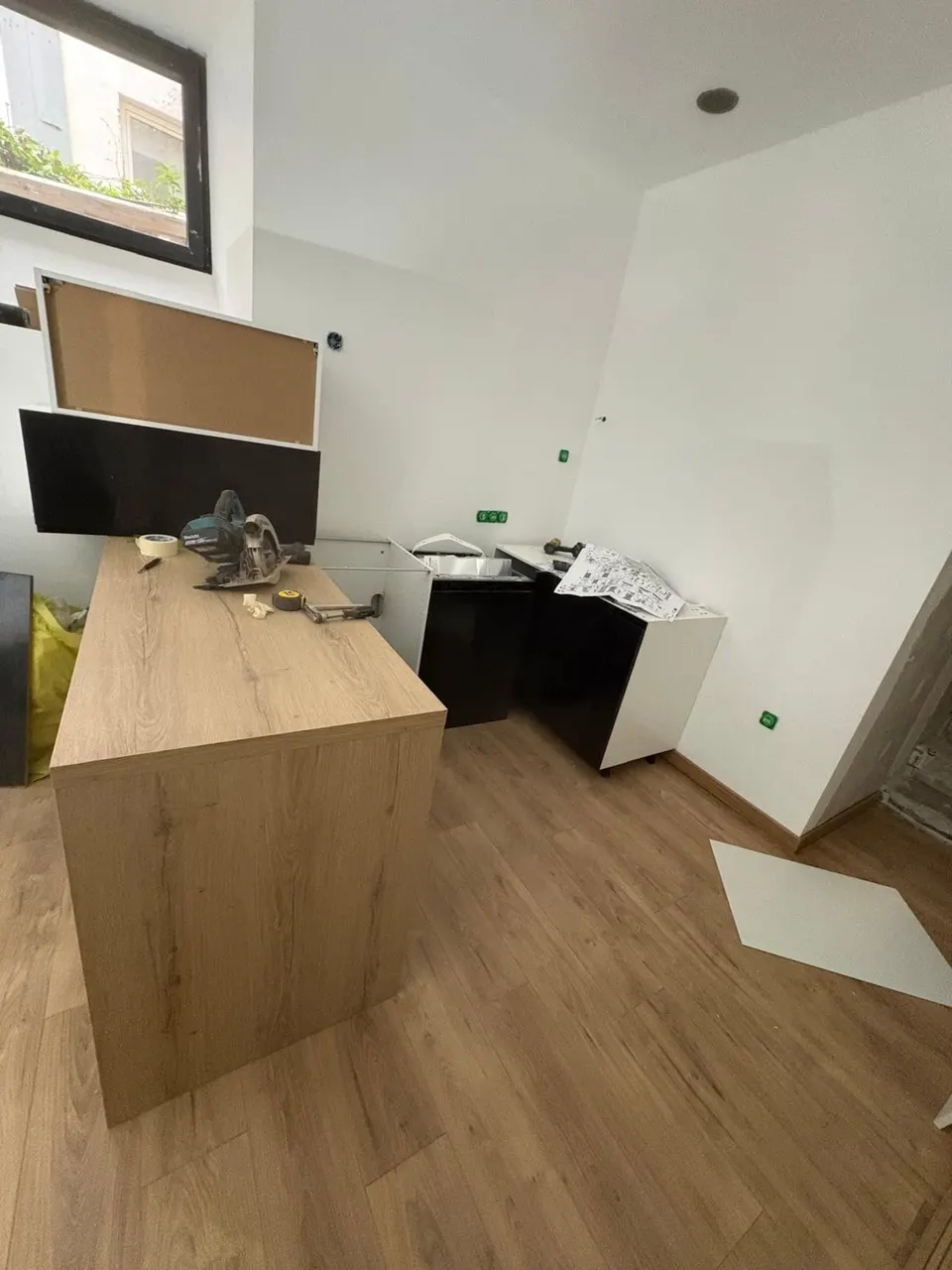 Début de l'installation : îlot en bois et caissons de cuisine en place.