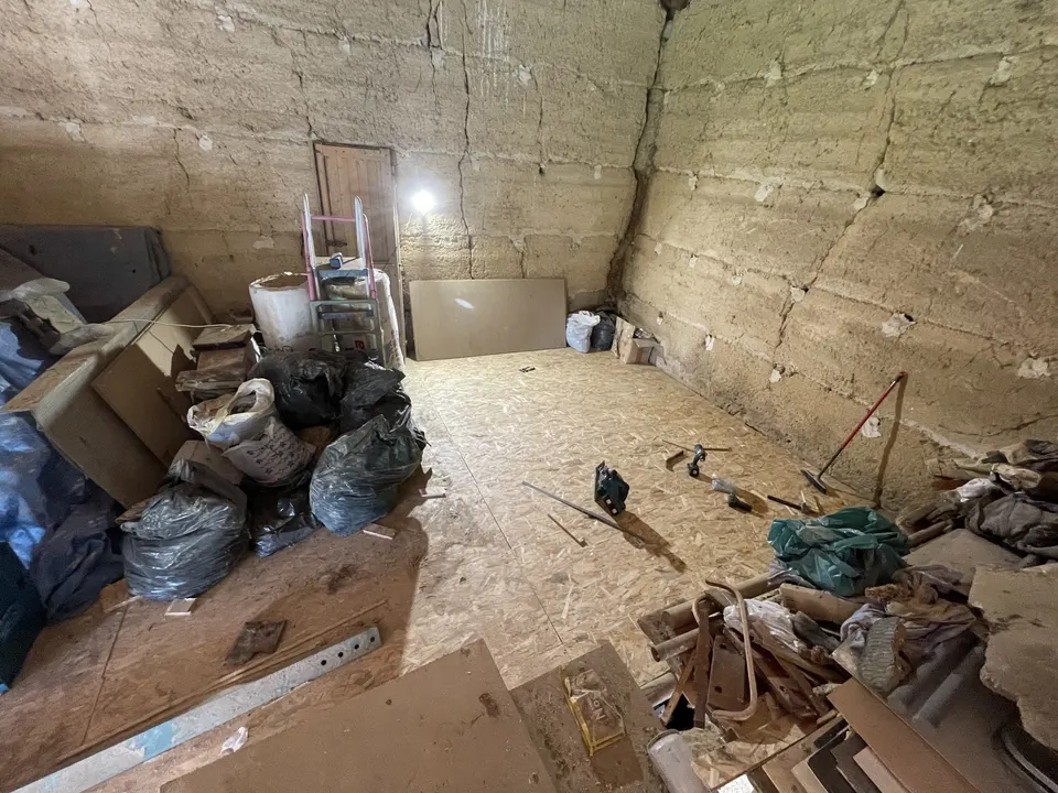 Pose des panneaux OSB en cours, matériaux et gravats encore sur le chantier.