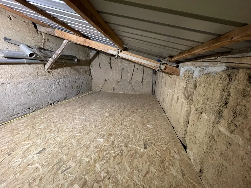 Plancher OSB posé sur toute la longueur, sous les poutres de la charpente.