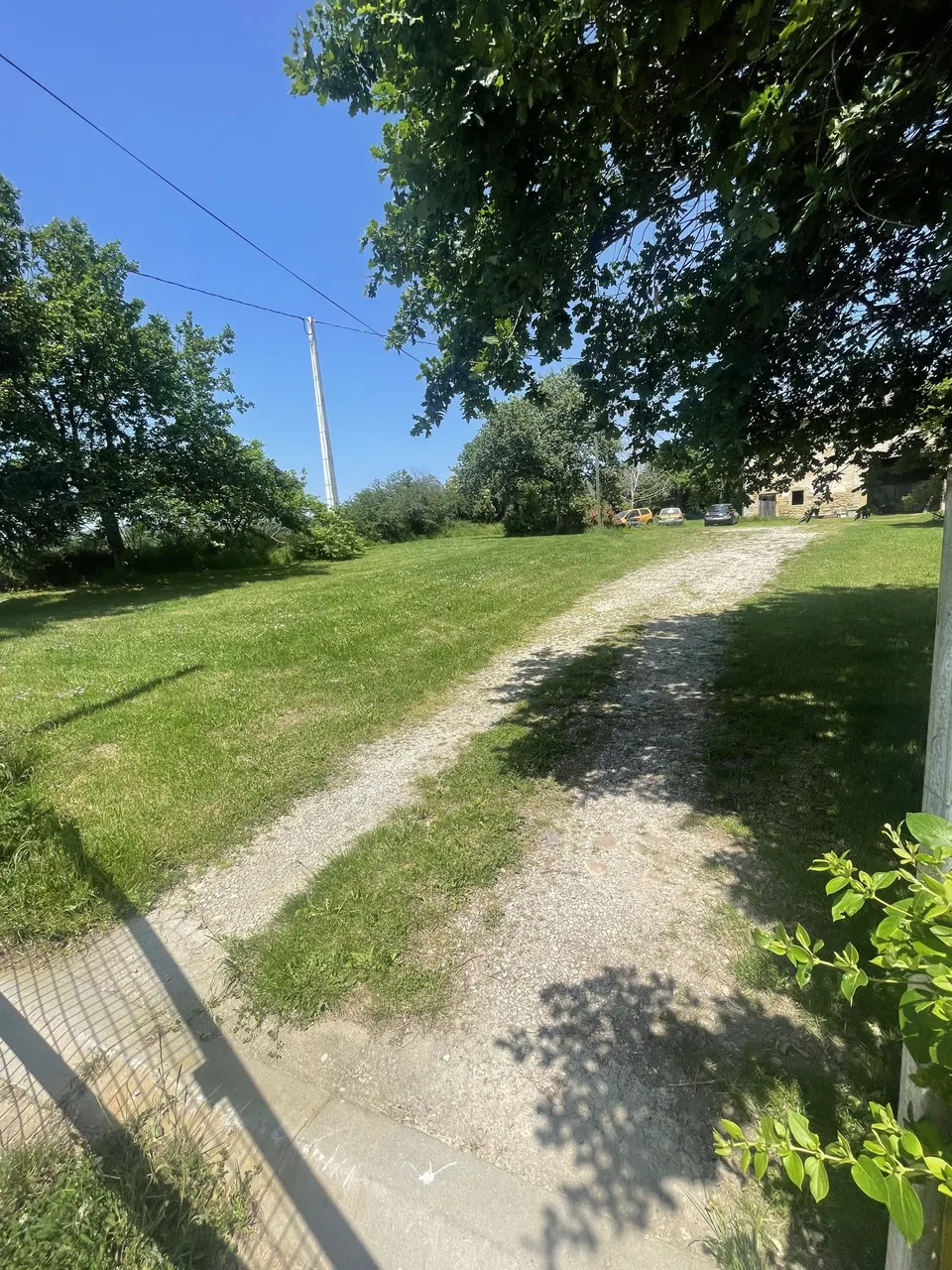 Avant travaux : chemin de gravier le long de la pelouse
