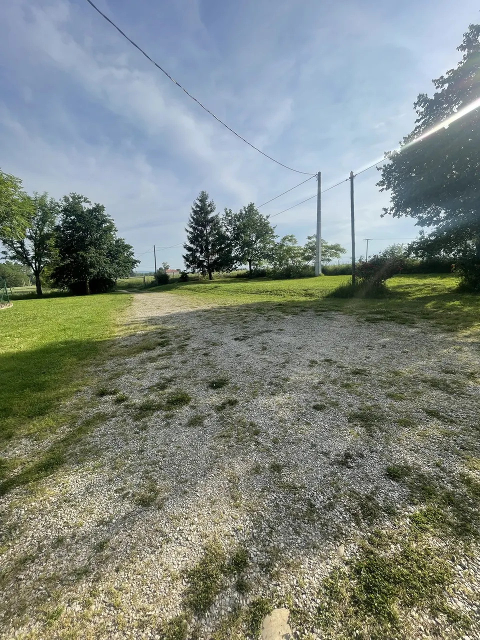 Avant travaux : entrée en gravier clairsemé, gagnée par l'herbe