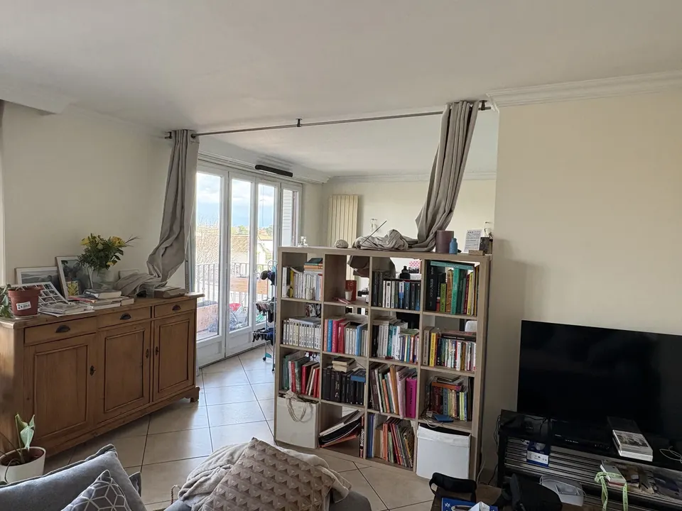 Le salon avant travaux, avec sa bibliothèque devant la cloison