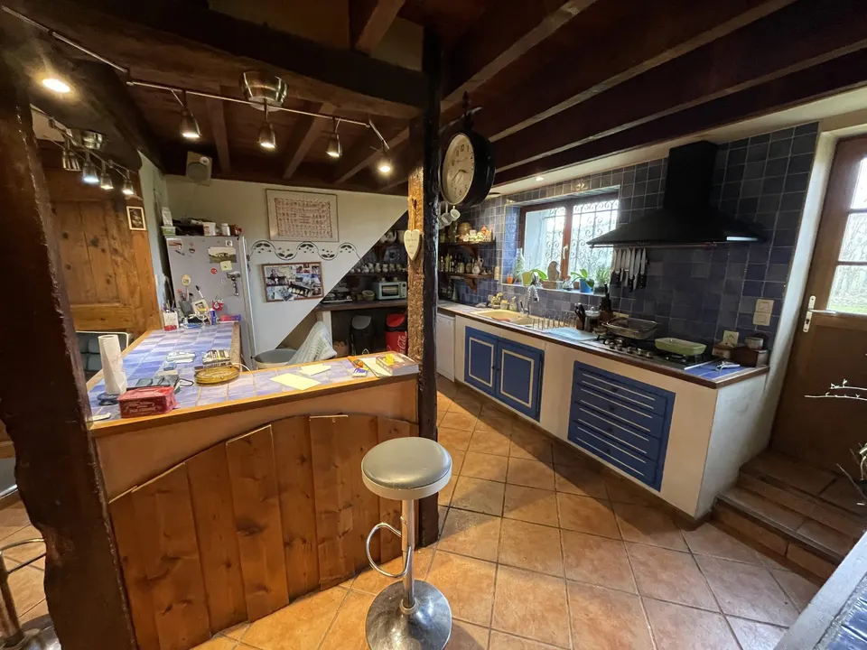 Avant travaux : meubles bleus, carrelage bleu et bar carrelé.