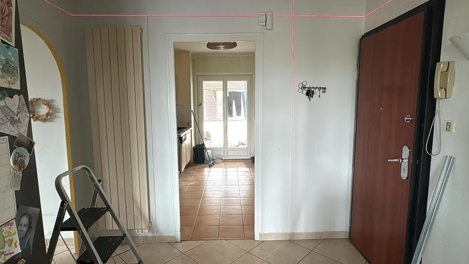 L'ancienne cuisine au bout du couloir, avant la dépose, repères laser au mur