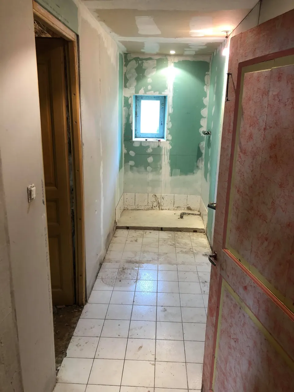Placo hydrofuge posé et sol d'origine en carreaux blancs avant la création de la douche