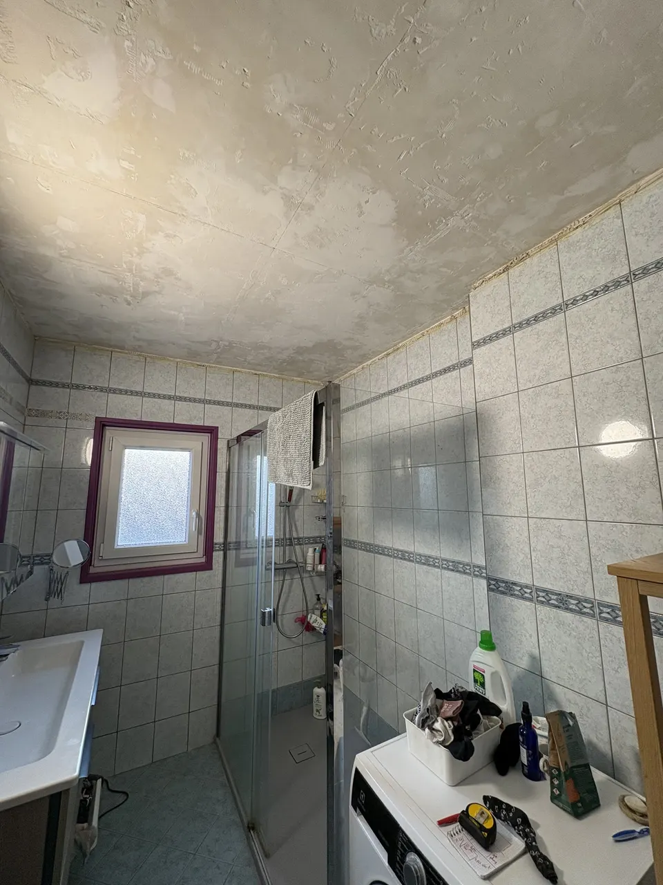 Avant travaux : plafond très abîmé et ancien carrelage mural