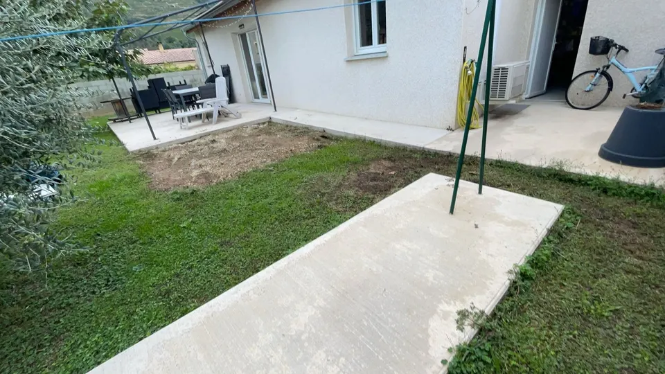 Le jardin avant les travaux, à l'emplacement de la future terrasse