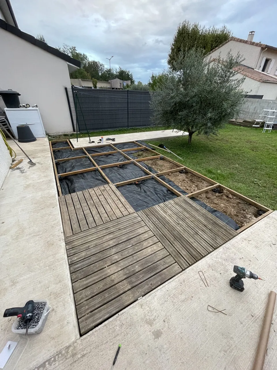 Le platelage avance, le reste de l'ossature est encore à couvert