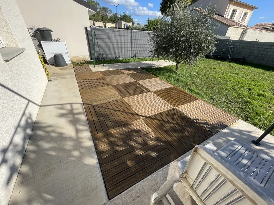 La terrasse en bois finie, avec ses lames en damier